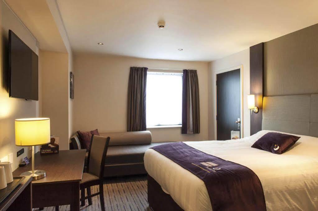 Premier Inn Stoke-On-Trent エクステリア 写真