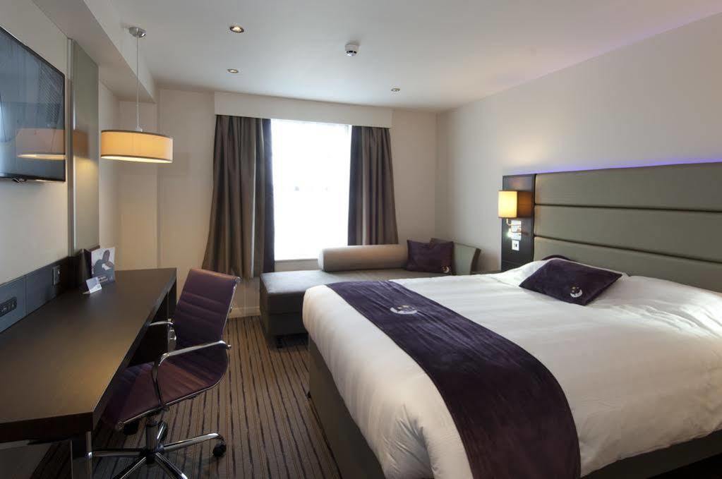 Premier Inn Stoke-On-Trent エクステリア 写真