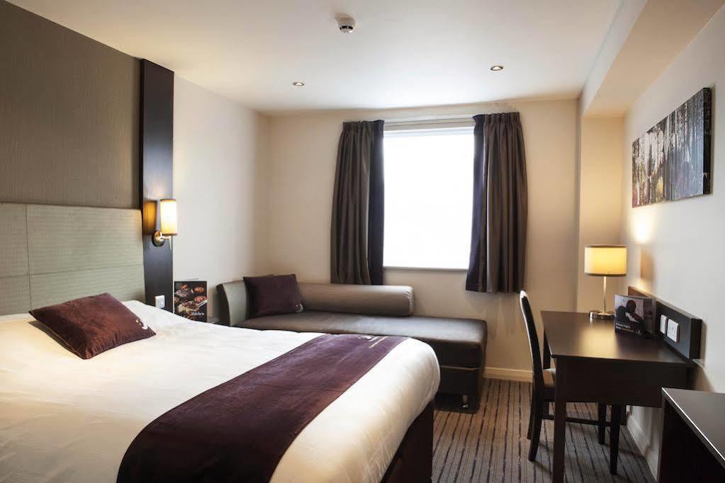 Premier Inn Stoke-On-Trent エクステリア 写真