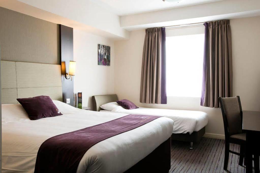 Premier Inn Stoke-On-Trent エクステリア 写真